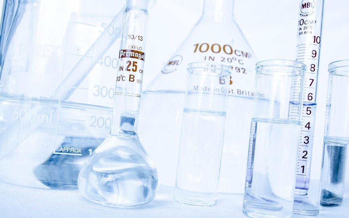 Gene-and-RNA-Therapies-Gain-Momentum-in-Obesity-Treatment Researchers working with RNA therapy in lab, gene editing for obesity