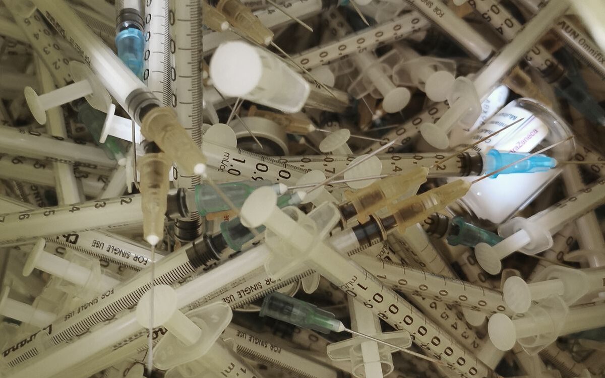 pexels-alexandra-koch-8577983 Pile of used syringes and needles highlighting the GLP-1 medication waste disposal challenge