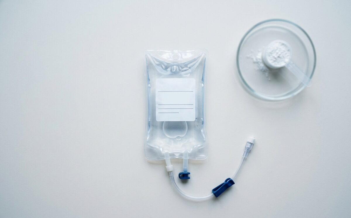 Genglycos Intravenous infusion bag beside a dish of cornstarch, illustrating the Genglycos gene therapy approval for glycogen storage disease type Ia.